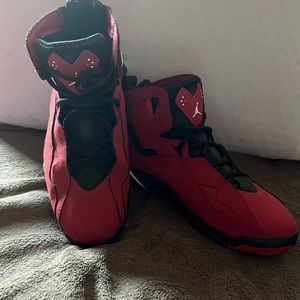 I’m selling my shoe bc I have to many that I don’t wear and I need some money